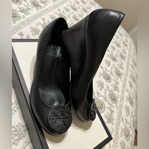 TORY BURCH SALLY WEDGE/PUMPS TUMBLED LEATHER BLACK SIZE 6 US – RETAIL $325.00 - Picture 5 of 12